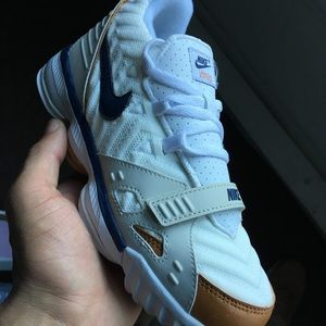 Little kid lebrons 16 air trainers 🔥🔥🙌🏼